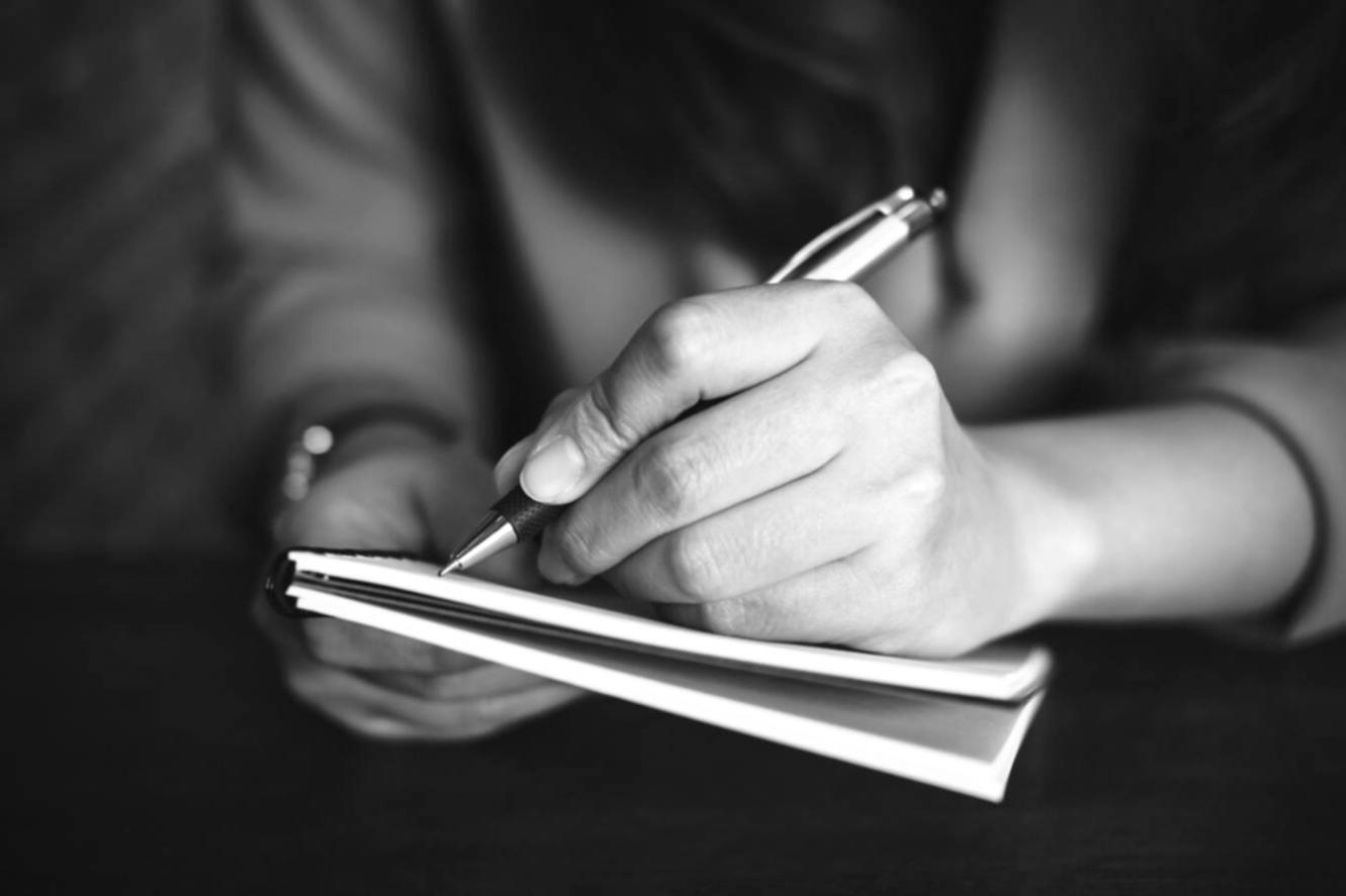 Platforma edukacyjna z interaktywnymi quizami wyświetlana na ekranie komputera