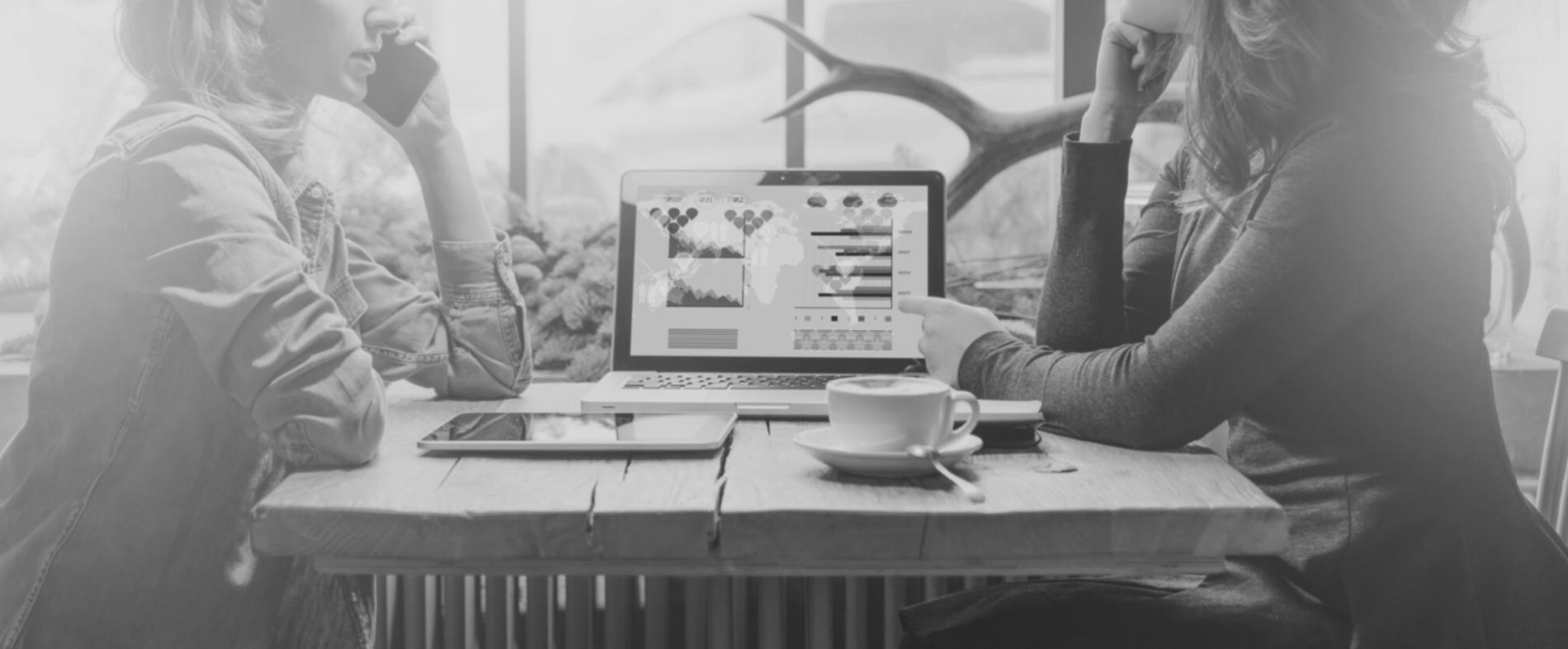 Student pracujący z materiałami kursu